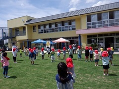 避難訓練で防災ダックを踊る幼児の写真