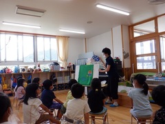 絵本の読み聞かせを聞く幼児の写真