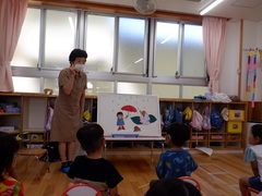 読み聞かせを聞いている幼児の写真