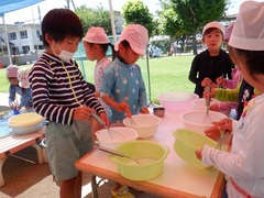 泡遊びをする幼児の写真