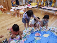 魚釣り遊びをする幼児の写真