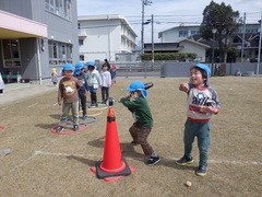 野球遊びをする幼児の写真