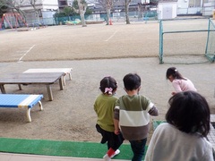 降ってきたあられに驚く幼児の写真