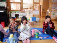 お別れ会のおやつを食べる幼児の写真