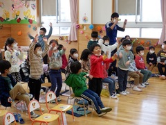 お別れ会でダンスをする幼児の写真