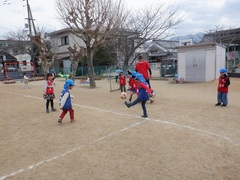 サッカーをする幼児の写真