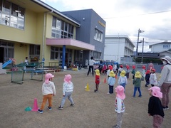 マラソンをする幼児の写真