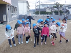 マラソンをする幼児の写真