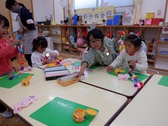 飾りを作る幼児の写真
