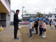 5歳児のマラソン大会の表彰式の写真