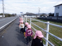 散歩をする幼児の写真