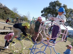 公園で遊ぶ幼児の写真