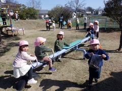 公園で遊ぶ幼児の写真