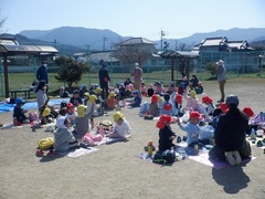 公園で弁当を食べる幼児の写真