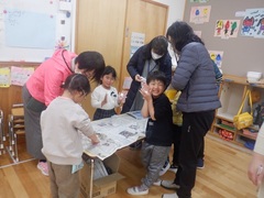 誕生会に向けて活動している幼児の写真