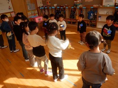 一日入園に参加する幼児の写真