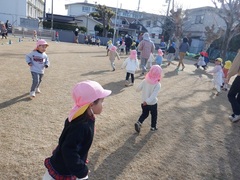 マラソンをする幼児の写真