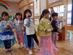 アイドルごっこをする幼児の写真