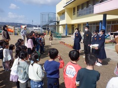 中学生と幼児