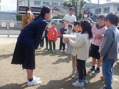 中学生と幼児