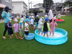 水遊びをする幼児の写真