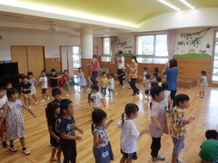 盆踊りを踊る幼児の写真