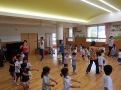 盆踊りを踊る幼児の写真