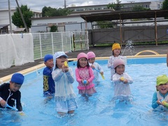 水鉄砲遊びをする幼児の写真