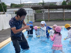 水鉄砲遊びをする幼児の写真