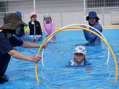 プール遊びをしている幼児の写真