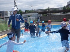 プール遊びをしている幼児の写真