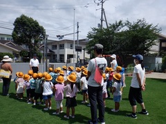 引き渡し訓練をする幼児の写真