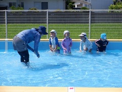 プール遊びをする幼児の写真