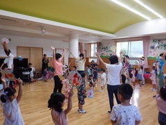 幼稚園のみんなで輪になって盆踊りを踊っている写真