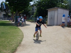 一輪車に乗る幼児の写真