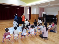 お話し会に参加する幼児の写真