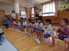 お話し会に参加する幼児の写真