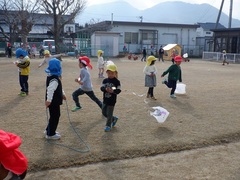 たこ揚げをする幼児の写真