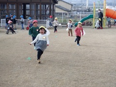 たこ揚げをする幼児の写真