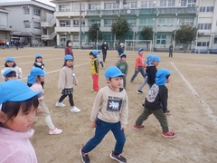 小学校の業間マラソンに参加した幼児の写真