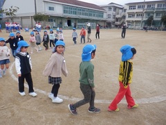 小学校の業間マラソンに参加した幼児の写真