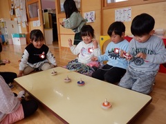 こまで遊んでいる幼児の写真