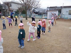 マラソン前の準備体操をしている幼児の写真