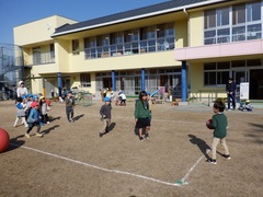 園庭で遊んでいる幼児の写真