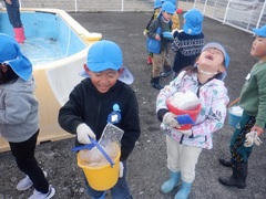 氷遊びをする幼児の写真