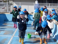 氷遊びをする幼児の写真