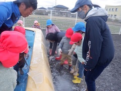 氷遊びをする幼児の写真