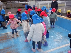 氷遊びをする幼児の写真