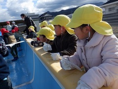 氷遊びをする幼児の写真