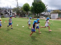 園庭を走る幼児の写真